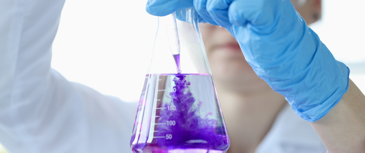 Behandlung und Rückgewinnung von Kohlenwasserstoff-Lösungsmitteln in pharmazeutischen Industrieabwässern